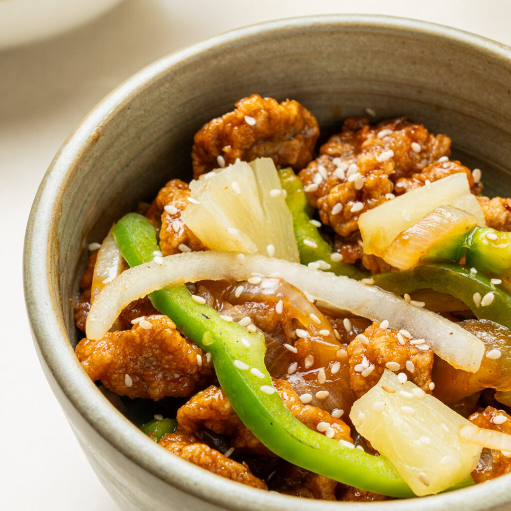 Plato de comida china con pollo.