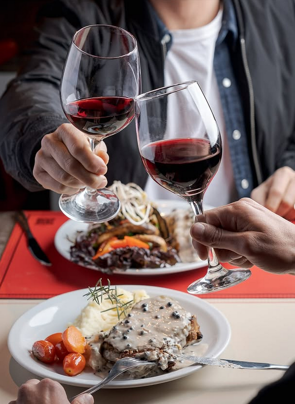 Brindis y comida en La Sifonda.