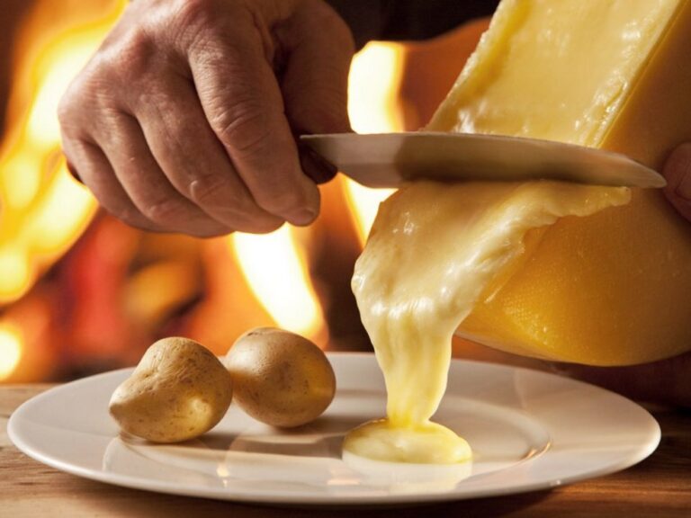 Dos rituales queseros para hacer en casa: raclette y cacio e pepe