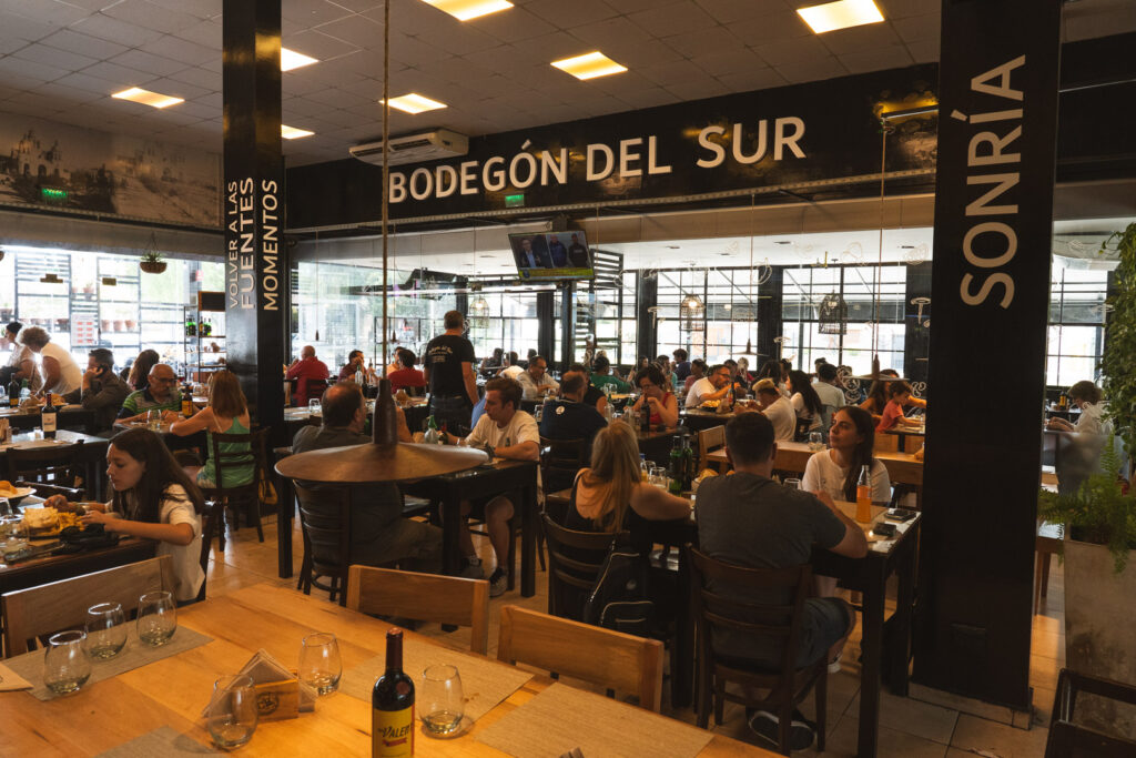 El interior con mesas llenas en Bodegón del Sur.