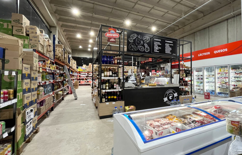 Interior de la distribuidora Gianelli.