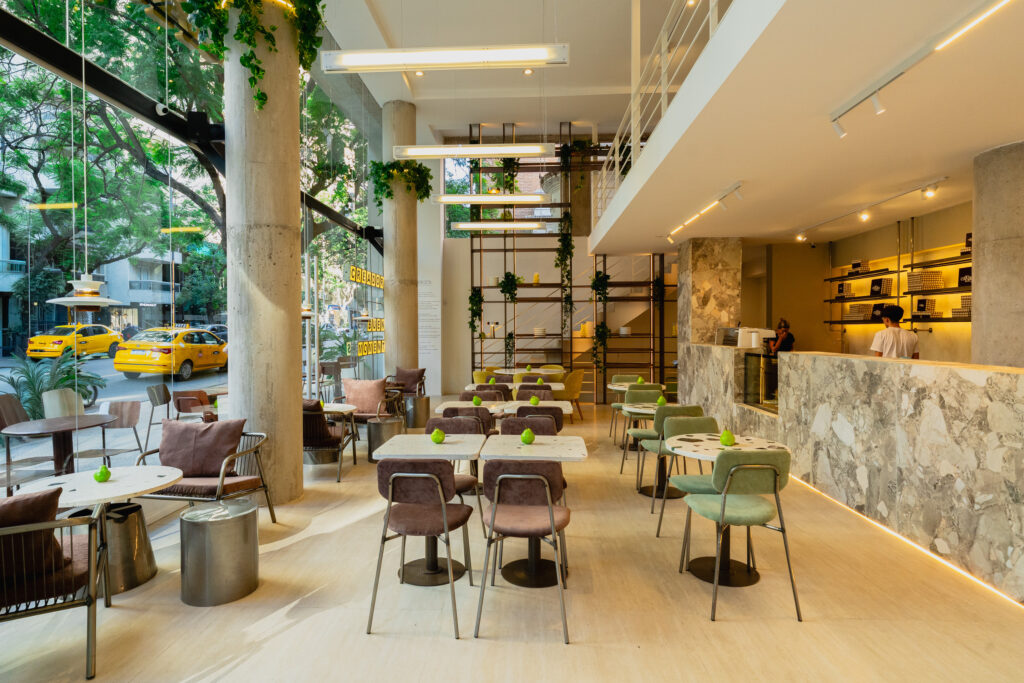 Interior del nuevo local de Caseratto.