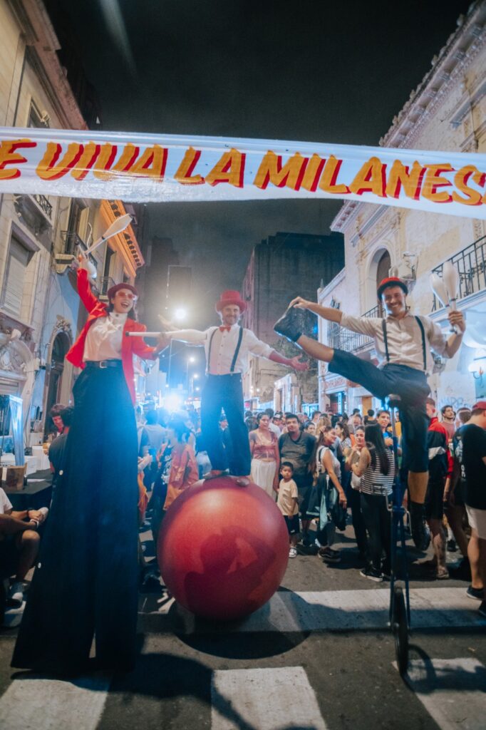 Artistas actuando en vivo.