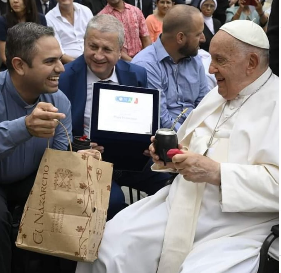 El papa Francisco recibiendo alfajores El Nazareno de regalo.