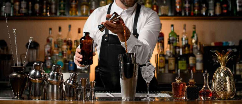 Dónde comprar accesorios de coctelería: todo para preparar tragos en casa o equipar una barra